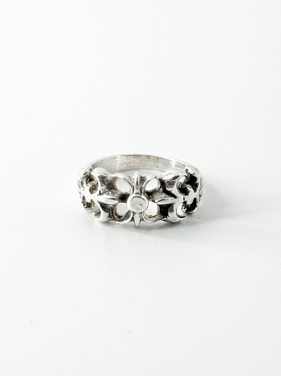 The Fleur Band Ring
