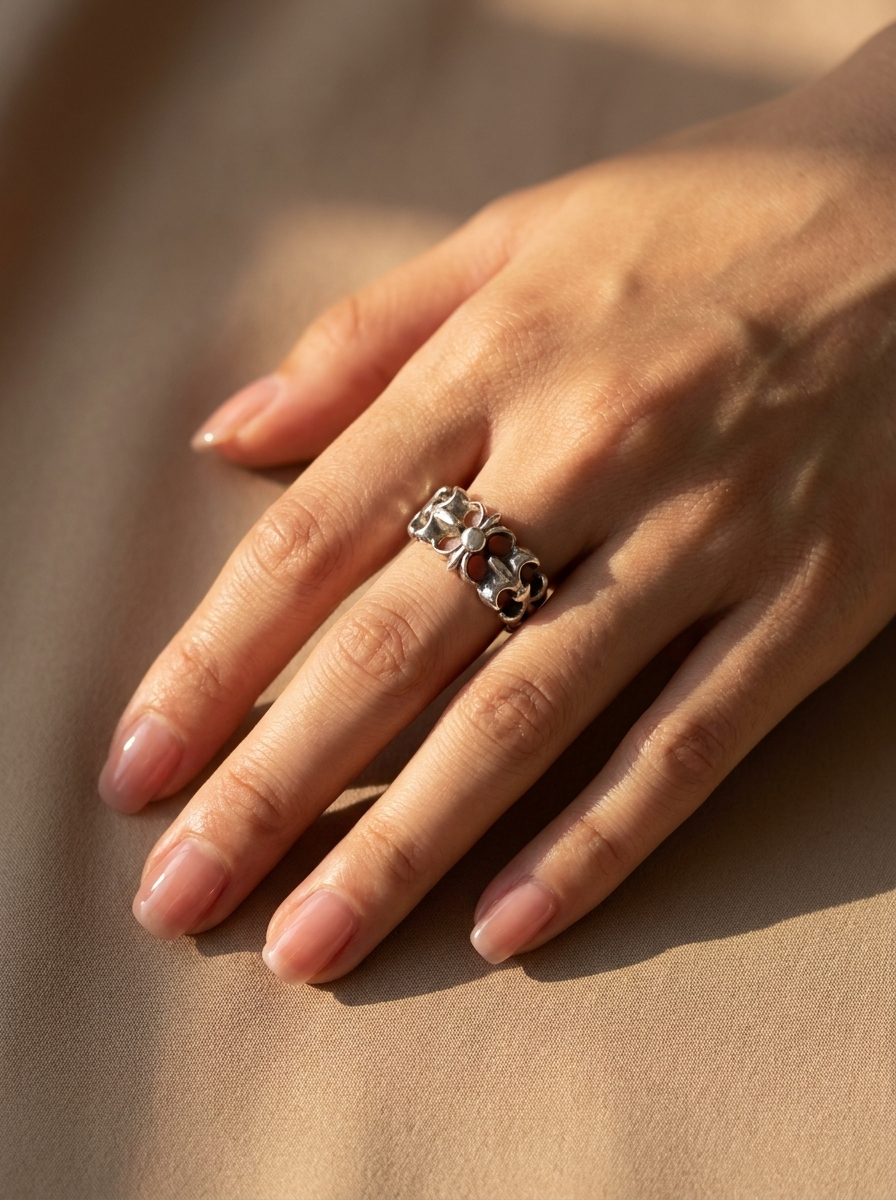 The Fleur Band Ring